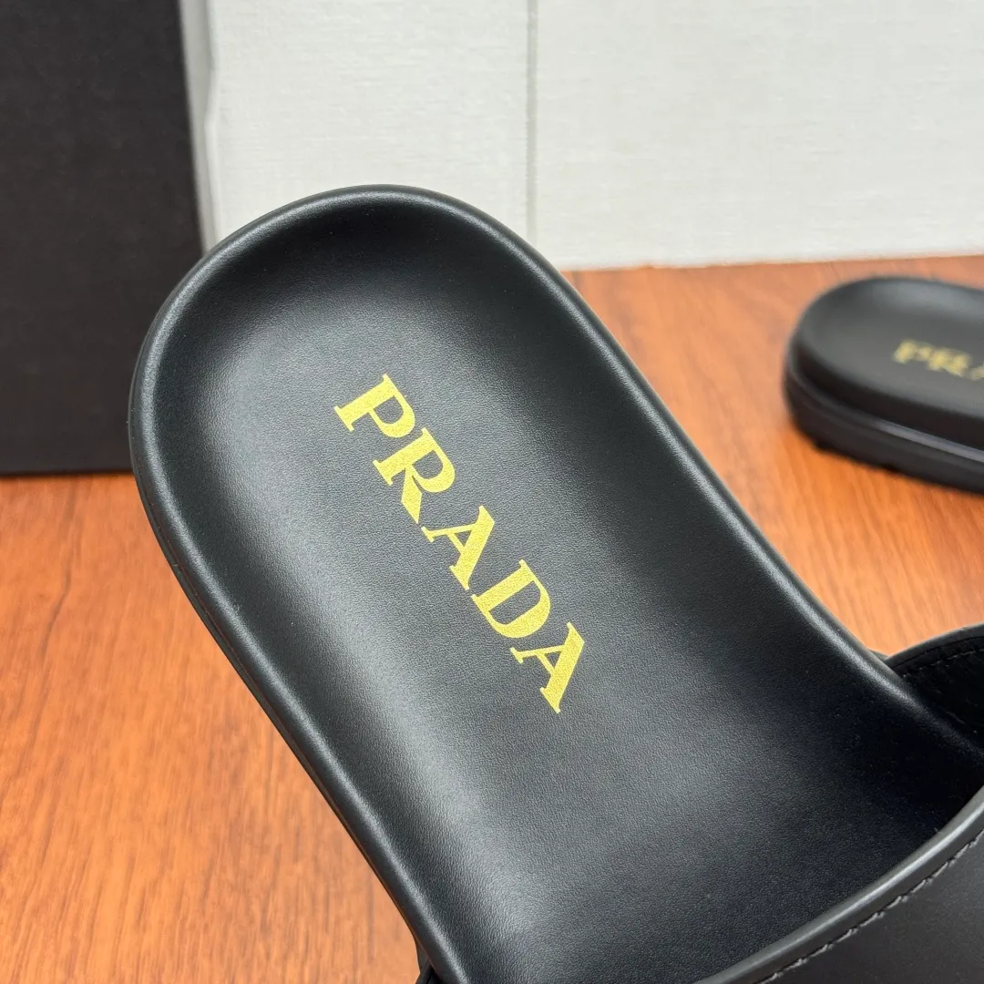 Batch 580 Prada/Prada's new men's straight style genuine leather slippers. Retro inspiration and modern lines coexist harmoniously. The dynamic design is decorated with the brand's iconic symbols and characteristic details. Genuine leather bottom layer, inner calfskin upper including stone pattern cowhide, smooth calfskin, and classic canvas three-logo pattern are available in three styles. It is decorated with genuine leather buckle straps, metal buckle details, and embellished with gold classic enamel brand logo details. Thin rubber soles are standard, and a complete package! Size: 39-40-41-42-43-44-45 Leather shoe size Item number: 2X3064 cowhide